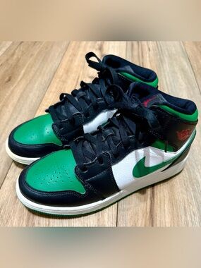 Nike Air Jordan 1 Mid GS Black Pine Green Toe 554725-067 Size 7Y Womens 8.5 EUC